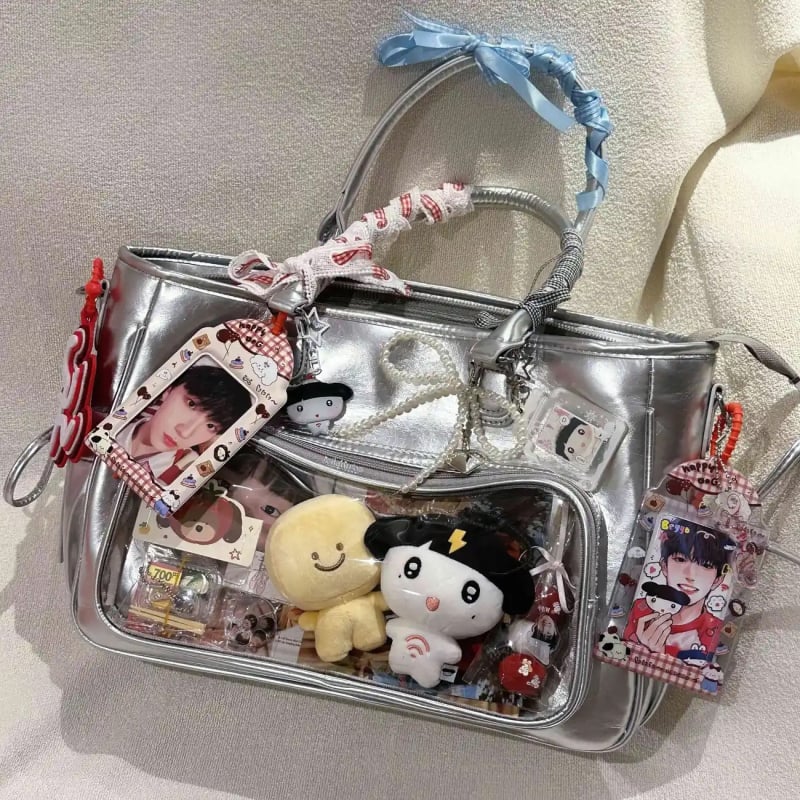 PU anyagú tote táska, horizontális négyzetes forma, zipzáras nyitás, belső cipzáras zseb, egy vállpánt, utcai stílus