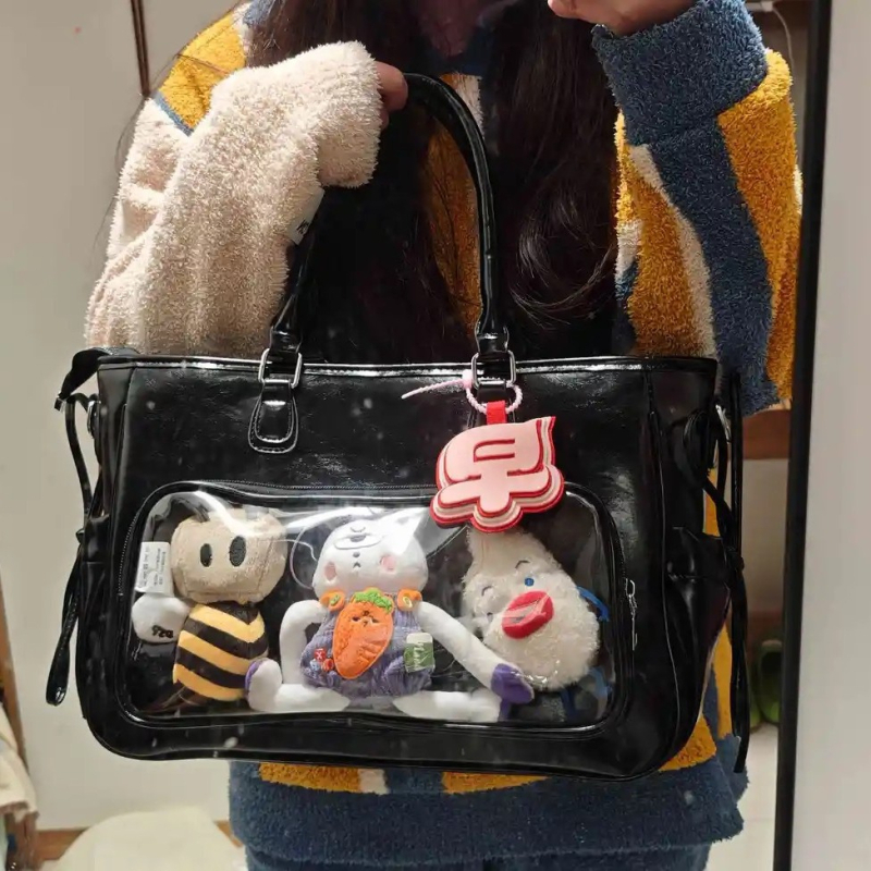 PU anyagú tote táska, horizontális négyzetes forma, zipzáras nyitás, belső cipzáras zseb, egy vállpánt, utcai stílus