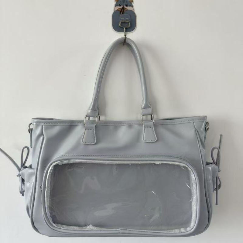 PU anyagú tote táska, horizontális négyzetes forma, zipzáras nyitás, belső cipzáras zseb, egy vállpánt, utcai stílus