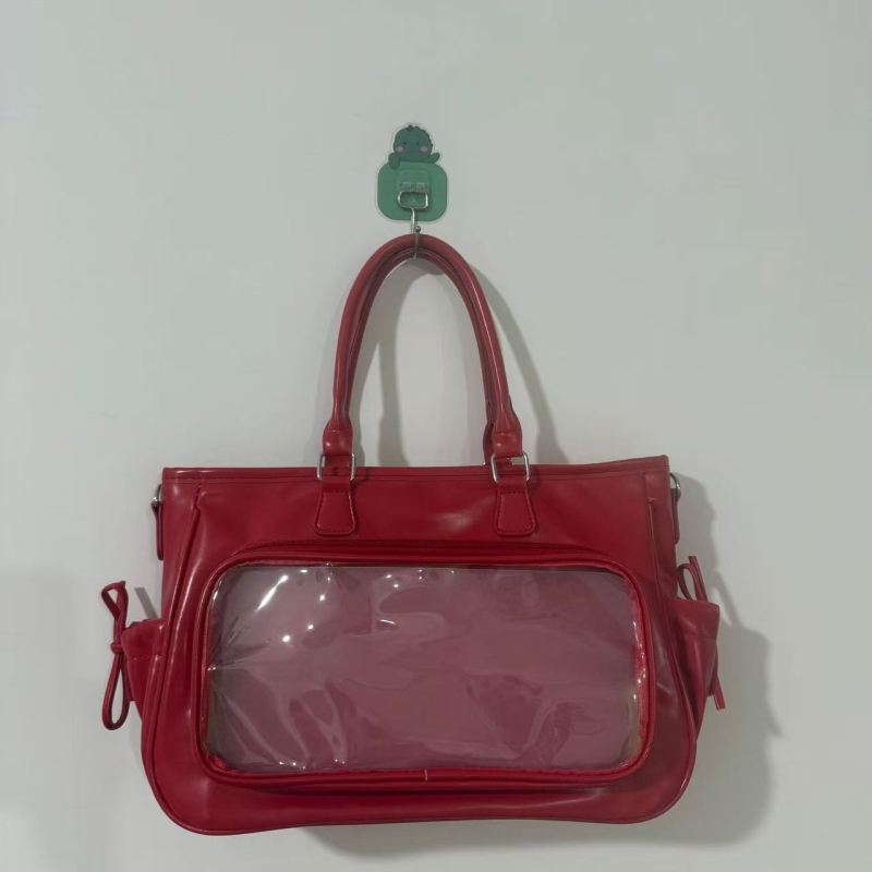 PU anyagú tote táska, horizontális négyzetes forma, zipzáras nyitás, belső cipzáras zseb, egy vállpánt, utcai stílus