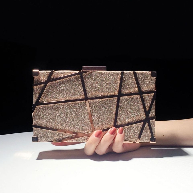 Metalni clutch, mali kvadratni oblik sa šljokicama, saten podstava, horizontalni oblik, zatvaranje kopčom
