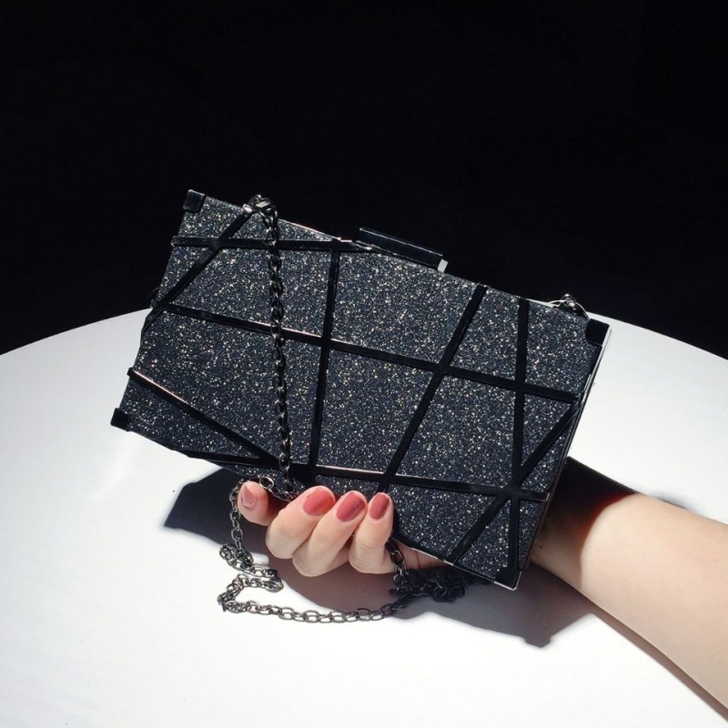 Metalni clutch, mali kvadratni oblik sa šljokicama, saten podstava, horizontalni oblik, zatvaranje kopčom