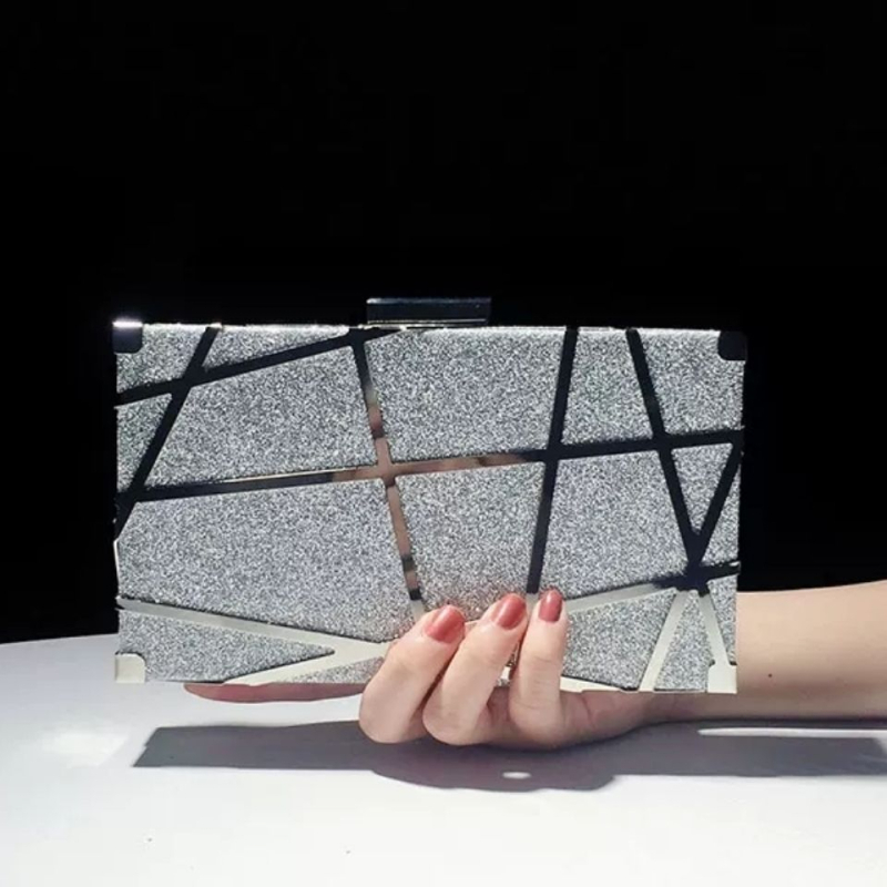 Metalni clutch, mali kvadratni oblik sa šljokicama, saten podstava, horizontalni oblik, zatvaranje kopčom