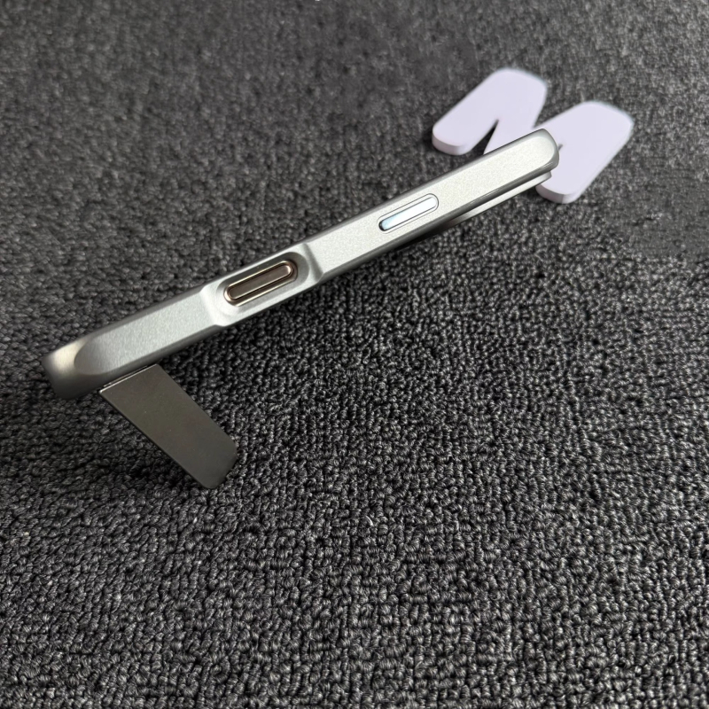 Maska za iPhone 11/12/13/14 od mat PC materijala, odvodi toplinu, otporna na padove, ugrađeni držač, magnetsko pričvršćivanje