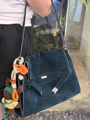 Torba tote od prave kože s poklopcem, koža prvog sloja, vodoravni kvadratni oblik, mekan završetak, unutarnji džep sa zatvaračem, džep za telefon i ID