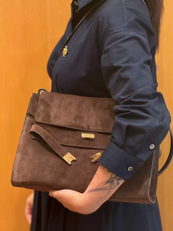 Torba tote od prave kože s poklopcem, koža prvog sloja, vodoravni kvadratni oblik, mekan završetak, unutarnji džep sa zatvaračem, džep za telefon i ID