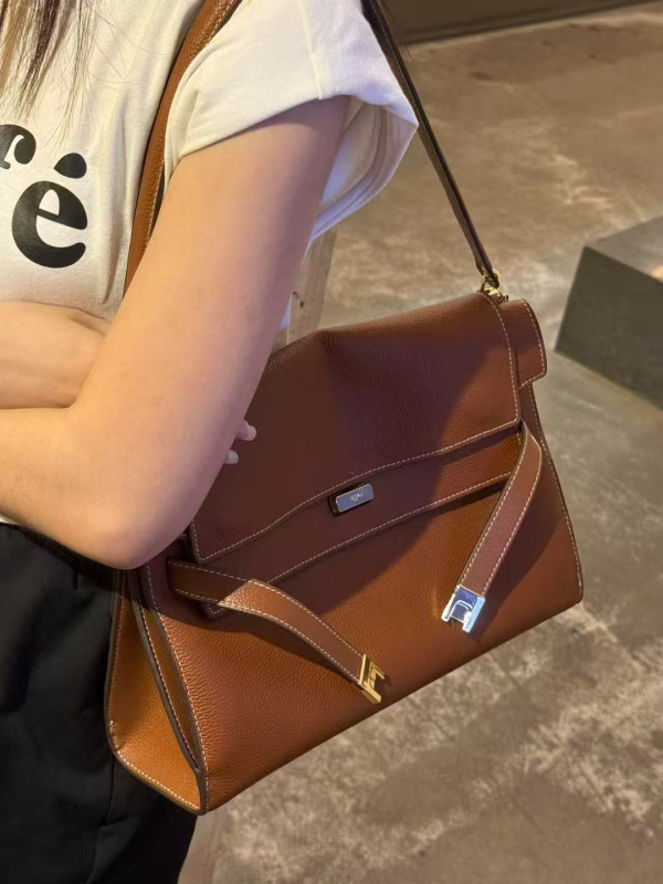 Torba tote od prave kože s poklopcem, koža prvog sloja, vodoravni kvadratni oblik, mekan završetak, unutarnji džep sa zatvaračem, džep za telefon i ID