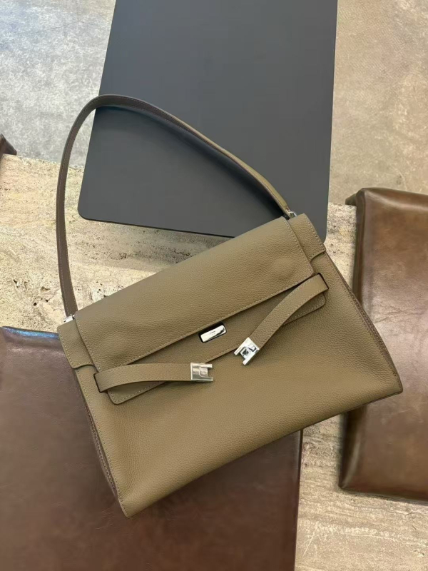 Torba tote od prave kože s poklopcem, koža prvog sloja, vodoravni kvadratni oblik, mekan završetak, unutarnji džep sa zatvaračem, džep za telefon i ID