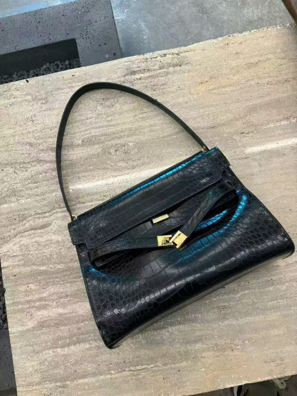 Torba tote od prave kože s poklopcem, koža prvog sloja, vodoravni kvadratni oblik, mekan završetak, unutarnji džep sa zatvaračem, džep za telefon i ID