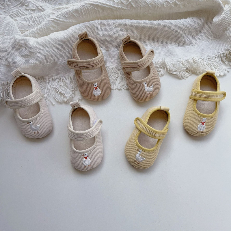 Обувки за бебета и малки деца – мека подметка, закопчаване с велкро, антихлъзгаща подметка, памучна горна част, карикатурен принт (12–36 месеца, пролет/есен)