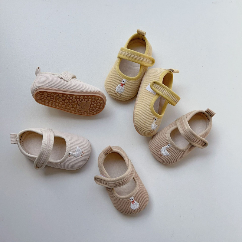 Обувки за бебета и малки деца – мека подметка, закопчаване с велкро, антихлъзгаща подметка, памучна горна част, карикатурен принт (12–36 месеца, пролет/есен)