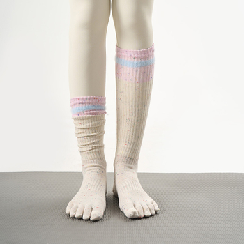 Дамски неплъзгащи се чорапи за йога с петопръстни разделители, до прасец; памук 50–70% съдържание; плетени на 144 игли; подходящи за упражнения