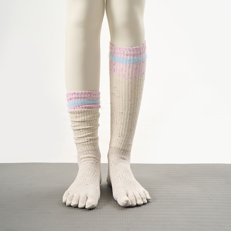 Дамски неплъзгащи се чорапи за йога с петопръстни разделители, до прасец; памук 50–70% съдържание; плетени на 144 игли; подходящи за упражнения