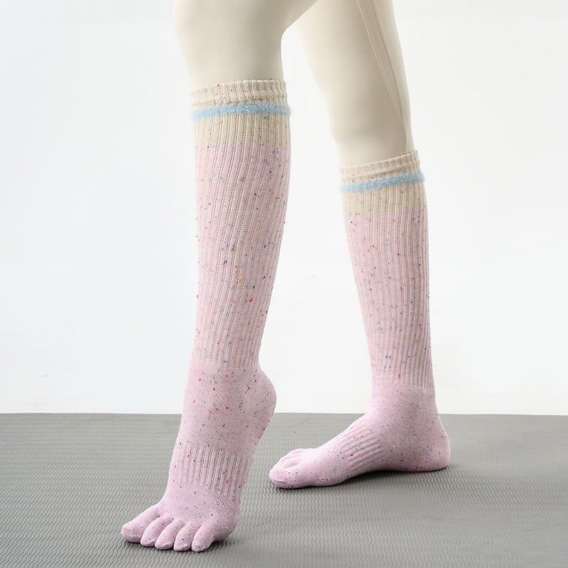 Дамски неплъзгащи се чорапи за йога с петопръстни разделители, до прасец; памук 50–70% съдържание; плетени на 144 игли; подходящи за упражнения