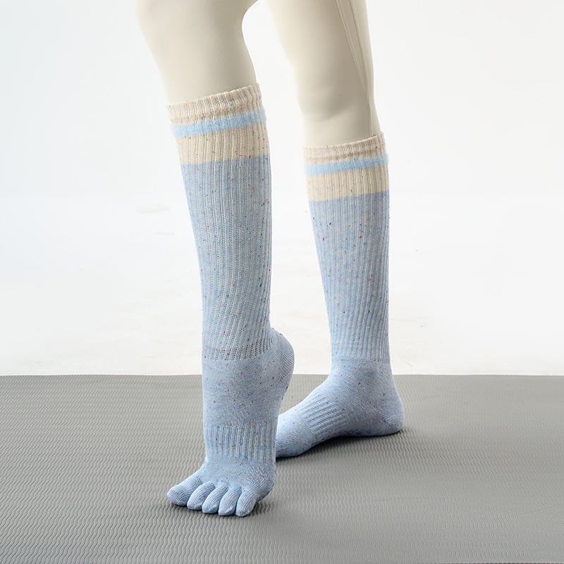 Дамски неплъзгащи се чорапи за йога с петопръстни разделители, до прасец; памук 50–70% съдържание; плетени на 144 игли; подходящи за упражнения