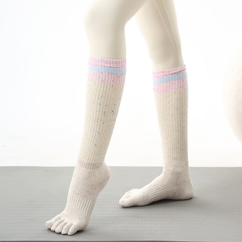 Дамски неплъзгащи се чорапи за йога с петопръстни разделители, до прасец; памук 50–70% съдържание; плетени на 144 игли; подходящи за упражнения