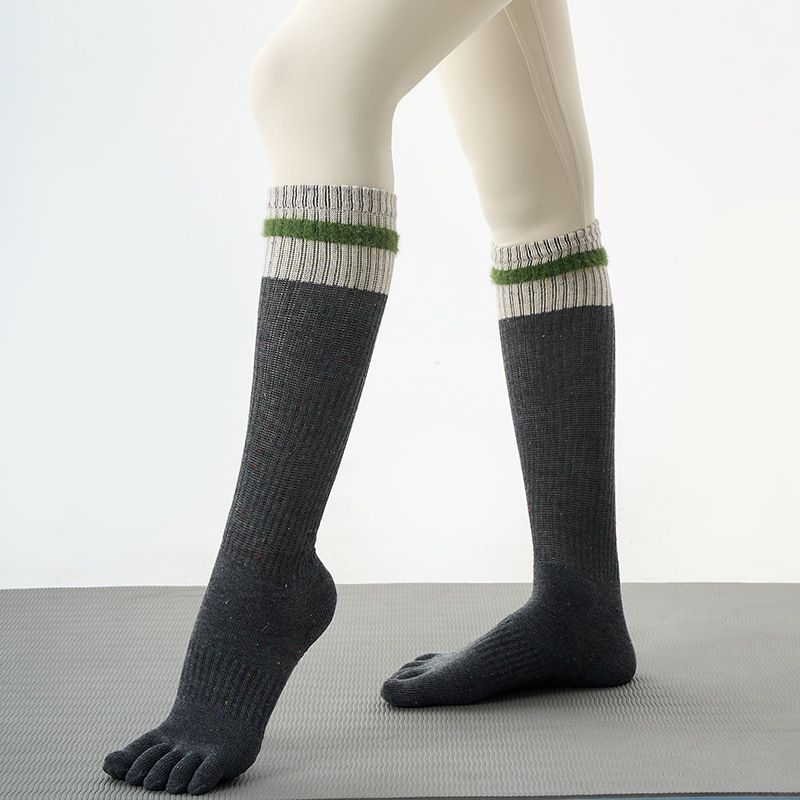 Дамски неплъзгащи се чорапи за йога с петопръстни разделители, до прасец; памук 50–70% съдържание; плетени на 144 игли; подходящи за упражнения