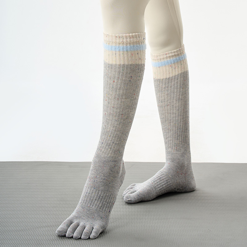Дамски неплъзгащи се чорапи за йога с петопръстни разделители, до прасец; памук 50–70% съдържание; плетени на 144 игли; подходящи за упражнения