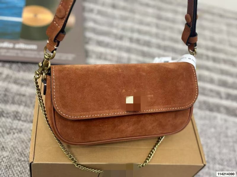 Brook flap baguette torbica od kravljeg koža s kapom, dvostruka remenica preko ramena sa lancem, poliester podstava, unutarnja džep sa zipom, ljeto 2025