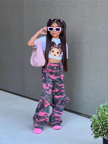 Lányoknak szóló két részes szett: rövid ujjú póló és kamufláz hip-hop cargo nadrág, 8 éves kor felettieknek, egész éves viselet