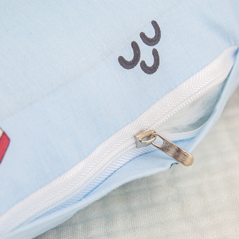 Παιδικό ορθογώνιο μαξιλάρι για ξεκούραση με σχέδιο κινουμένων σχεδίων; κάλυμμα 99% βαμβάκι; γέμισμα πολυεστερική ίνα με υψηλή ελαστικότητα; κατάλληλο για ένα παιδί; πλένεται στο πλυντήριο.