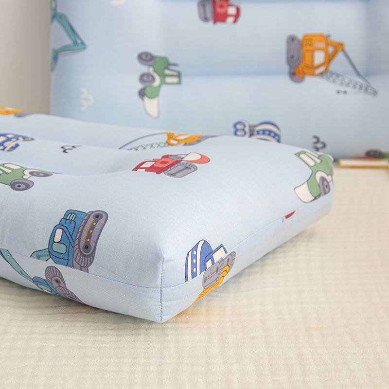 Παιδικό ορθογώνιο μαξιλάρι για ξεκούραση με σχέδιο κινουμένων σχεδίων; κάλυμμα 99% βαμβάκι; γέμισμα πολυεστερική ίνα με υψηλή ελαστικότητα; κατάλληλο για ένα παιδί; πλένεται στο πλυντήριο.