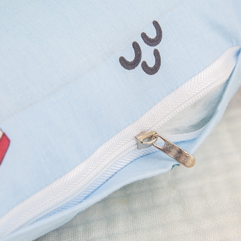 Παιδικό ορθογώνιο μαξιλάρι για ξεκούραση με σχέδιο κινουμένων σχεδίων; κάλυμμα 99% βαμβάκι; γέμισμα πολυεστερική ίνα με υψηλή ελαστικότητα; κατάλληλο για ένα παιδί; πλένεται στο πλυντήριο.