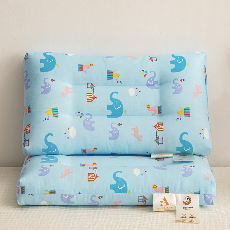 Παιδικό ορθογώνιο μαξιλάρι για ξεκούραση με σχέδιο κινουμένων σχεδίων; κάλυμμα 99% βαμβάκι; γέμισμα πολυεστερική ίνα με υψηλή ελαστικότητα; κατάλληλο για ένα παιδί; πλένεται στο πλυντήριο.