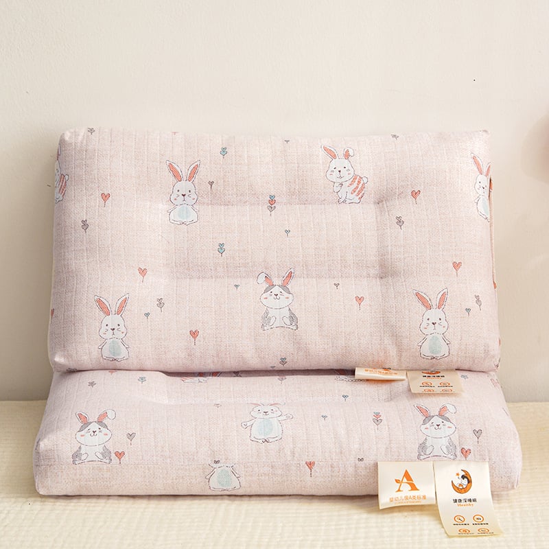 Παιδικό ορθογώνιο μαξιλάρι για ξεκούραση με σχέδιο κινουμένων σχεδίων; κάλυμμα 99% βαμβάκι; γέμισμα πολυεστερική ίνα με υψηλή ελαστικότητα; κατάλληλο για ένα παιδί; πλένεται στο πλυντήριο.