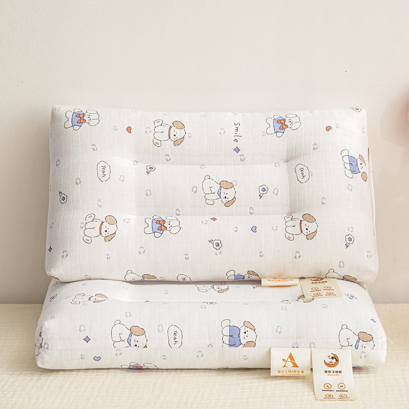 Παιδικό ορθογώνιο μαξιλάρι για ξεκούραση με σχέδιο κινουμένων σχεδίων; κάλυμμα 99% βαμβάκι; γέμισμα πολυεστερική ίνα με υψηλή ελαστικότητα; κατάλληλο για ένα παιδί; πλένεται στο πλυντήριο.