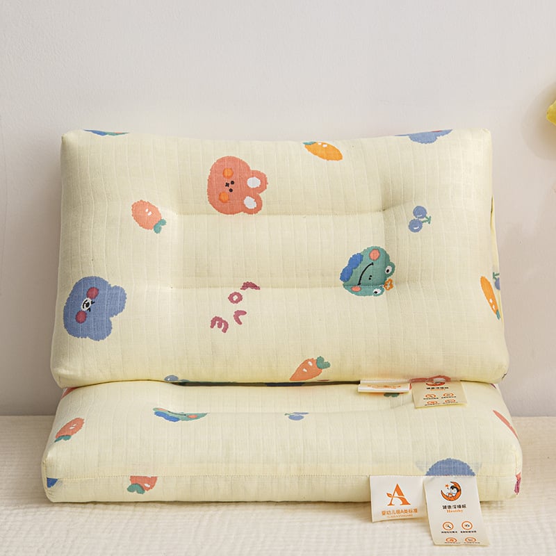 Παιδικό ορθογώνιο μαξιλάρι για ξεκούραση με σχέδιο κινουμένων σχεδίων; κάλυμμα 99% βαμβάκι; γέμισμα πολυεστερική ίνα με υψηλή ελαστικότητα; κατάλληλο για ένα παιδί; πλένεται στο πλυντήριο.
