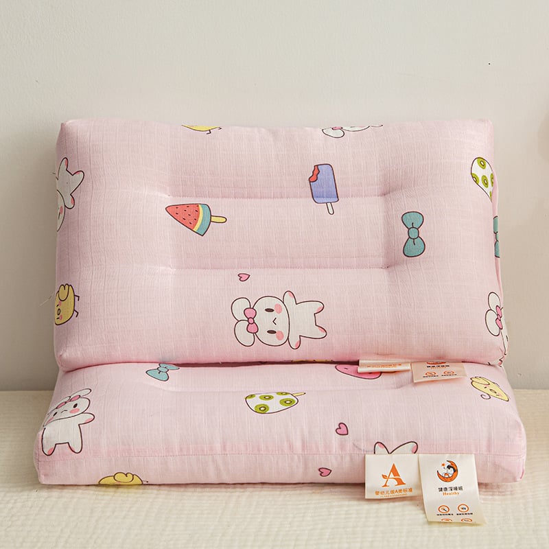 Παιδικό ορθογώνιο μαξιλάρι για ξεκούραση με σχέδιο κινουμένων σχεδίων; κάλυμμα 99% βαμβάκι; γέμισμα πολυεστερική ίνα με υψηλή ελαστικότητα; κατάλληλο για ένα παιδί; πλένεται στο πλυντήριο.