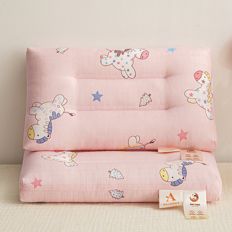 Παιδικό ορθογώνιο μαξιλάρι για ξεκούραση με σχέδιο κινουμένων σχεδίων; κάλυμμα 99% βαμβάκι; γέμισμα πολυεστερική ίνα με υψηλή ελαστικότητα; κατάλληλο για ένα παιδί; πλένεται στο πλυντήριο.