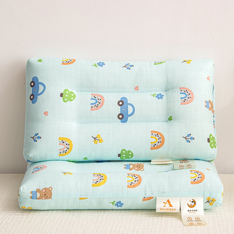 Παιδικό ορθογώνιο μαξιλάρι για ξεκούραση με σχέδιο κινουμένων σχεδίων; κάλυμμα 99% βαμβάκι; γέμισμα πολυεστερική ίνα με υψηλή ελαστικότητα; κατάλληλο για ένα παιδί; πλένεται στο πλυντήριο.