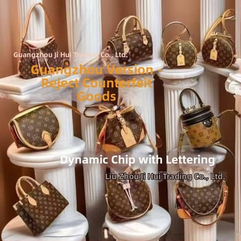 Prava kožna baguette torba s poklopcem, gradski stil jednostavnosti, koža obrađena biljnom taninom, unutarnji džepovi: zatvarač, telefon, dokumenti, kamera