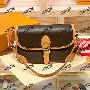 Prava kožna baguette torba s poklopcem, gradski stil jednostavnosti, koža obrađena biljnom taninom, unutarnji džepovi: zatvarač, telefon, dokumenti, kamera