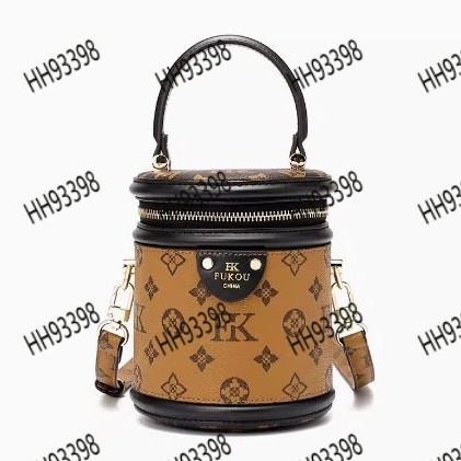 Prava kožna baguette torba s poklopcem, gradski stil jednostavnosti, koža obrađena biljnom taninom, unutarnji džepovi: zatvarač, telefon, dokumenti, kamera