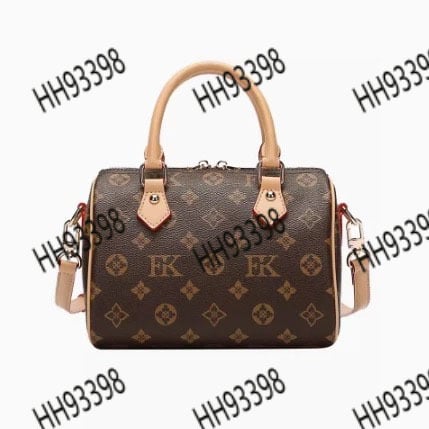 Prava kožna baguette torba s poklopcem, gradski stil jednostavnosti, koža obrađena biljnom taninom, unutarnji džepovi: zatvarač, telefon, dokumenti, kamera