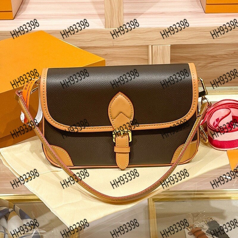 Prava kožna baguette torba s poklopcem, gradski stil jednostavnosti, koža obrađena biljnom taninom, unutarnji džepovi: zatvarač, telefon, dokumenti, kamera