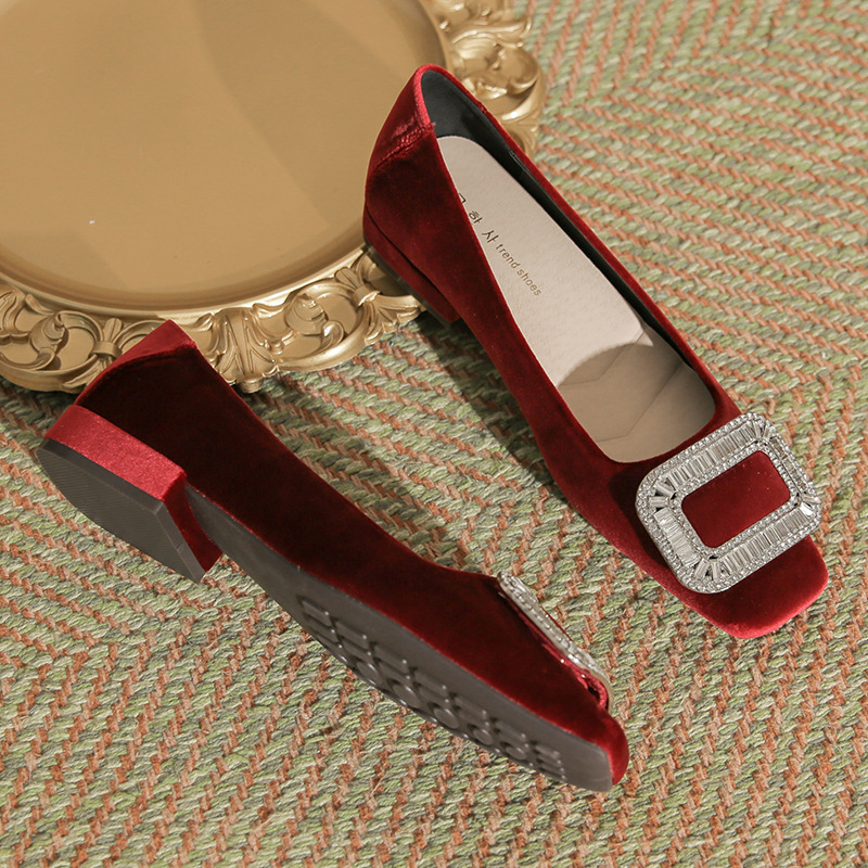 Дамски обувки с квадратен нос, велурена горна част, нисък ток под 3 см, дебел ток, гумирана подметка (Квадратен нос; велур; нисък ток; дебел ток; гумирана подметка)