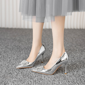 Дамски обувки с висок ток – остър нос, лакована кожа, 6–8 см тънък ток, без връзки