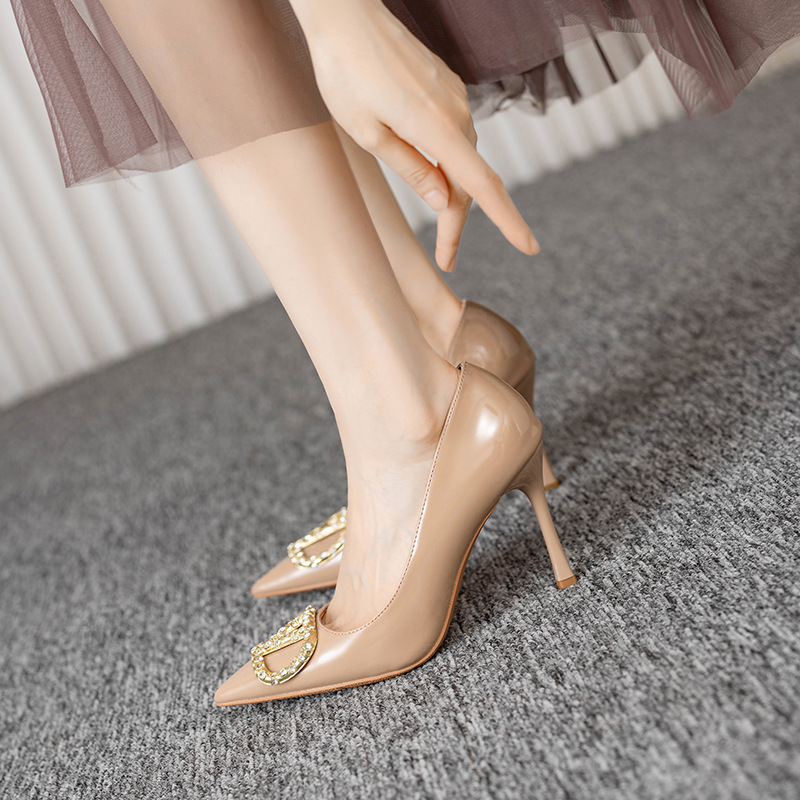 Дамски обувки с висок ток – остър нос, лакована кожа, 6–8 см тънък ток, без връзки