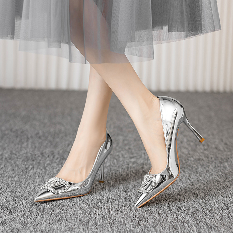 Дамски обувки с висок ток – остър нос, лакована кожа, 6–8 см тънък ток, без връзки