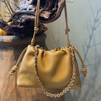 Ženska crossbody torba u stilu oblaka, bucket oblik od prave kože, zatvaranje šnuralom, dvije sloje kože, unutarnji džep za mobitel