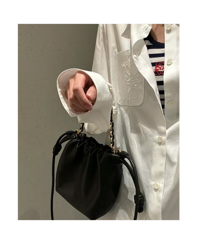 Ženska crossbody torba u stilu oblaka, bucket oblik od prave kože, zatvaranje šnuralom, dvije sloje kože, unutarnji džep za mobitel