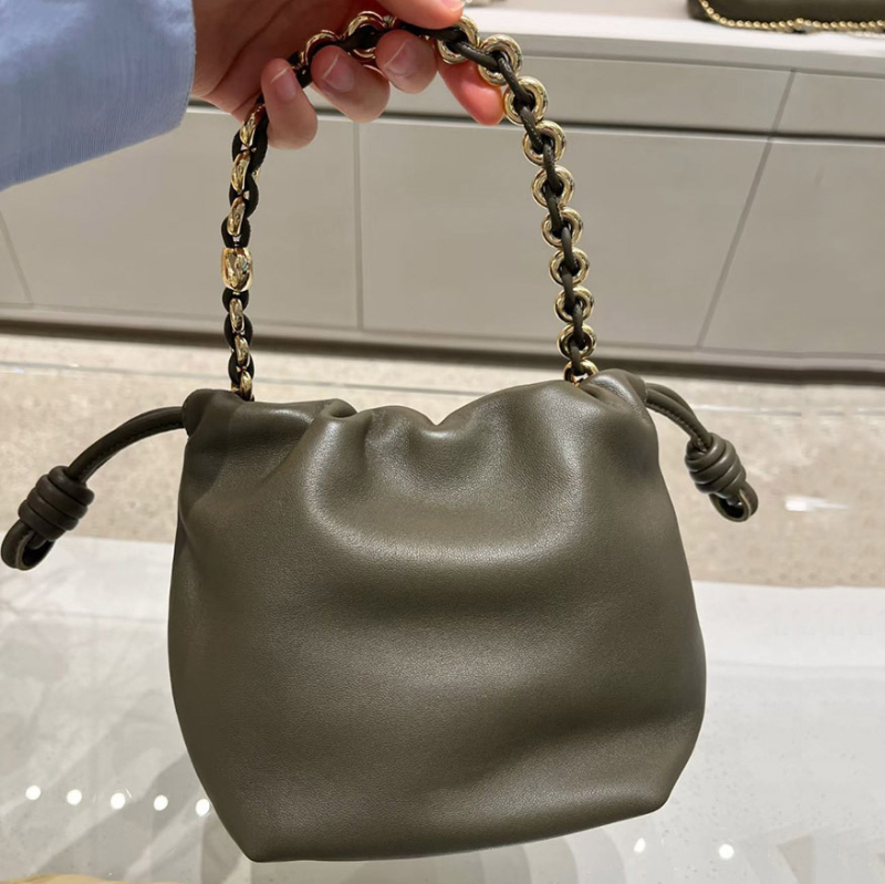 Ženska crossbody torba u stilu oblaka, bucket oblik od prave kože, zatvaranje šnuralom, dvije sloje kože, unutarnji džep za mobitel