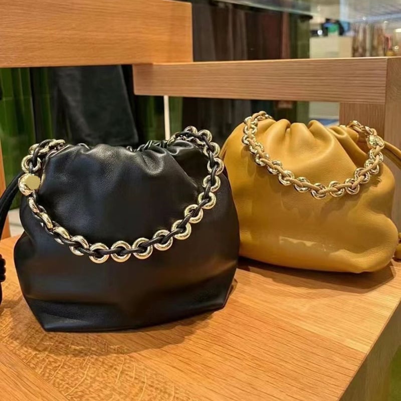 Ženska crossbody torba u stilu oblaka, bucket oblik od prave kože, zatvaranje šnuralom, dvije sloje kože, unutarnji džep za mobitel
