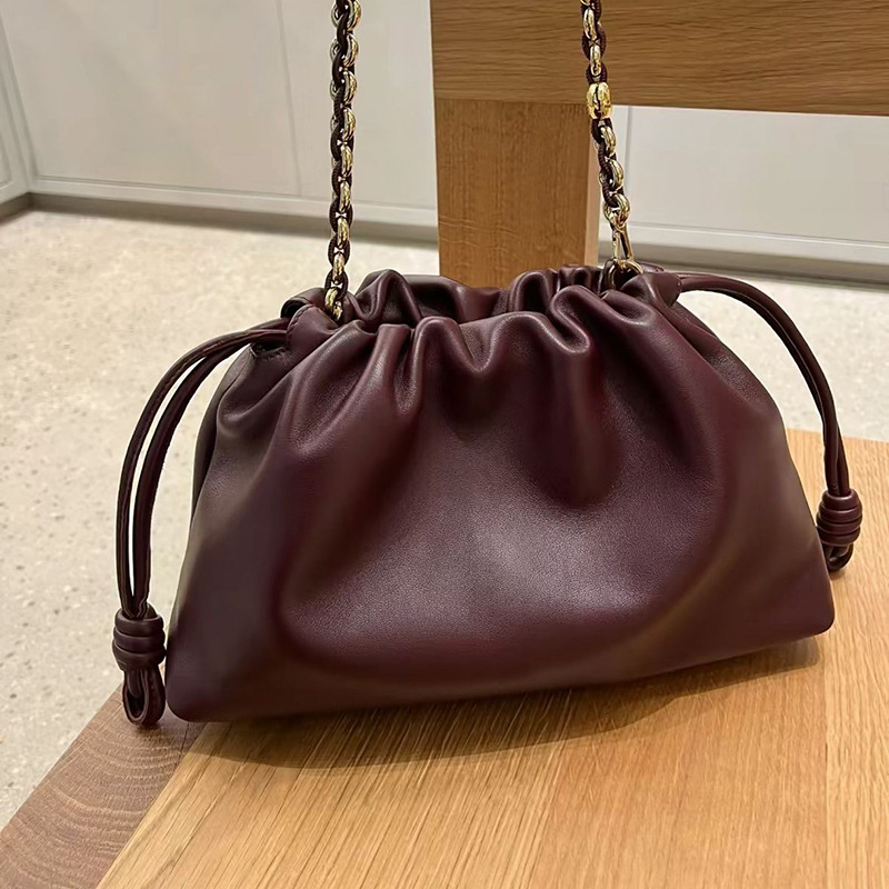 Ženska crossbody torba u stilu oblaka, bucket oblik od prave kože, zatvaranje šnuralom, dvije sloje kože, unutarnji džep za mobitel