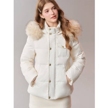 Пухено дамско яке с талия и силует, пълнено с бял патицов пух; пухово съдържание 51–55%; дебела изолация; качулка с махаща се имитирана пухена яка; предно закопчаване с цип