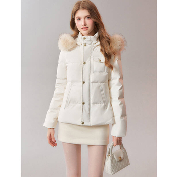 Пухено дамско яке с талия и силует, пълнено с бял патицов пух; пухово съдържание 51–55%; дебела изолация; качулка с махаща се имитирана пухена яка; предно закопчаване с цип